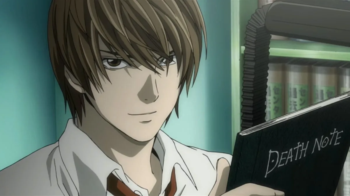 Лайт тримає Зошит смерті в аніме Death Note
